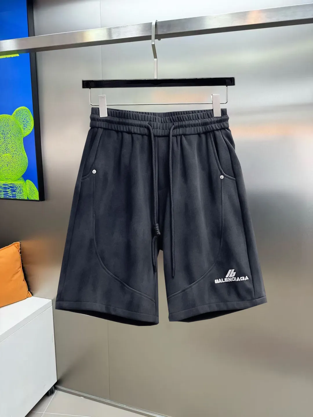 Balenciaga's three-standard complete 2026 summer New Arrival men's casual shorts, advanced custom-made Breathable fabric, Breathable fabric, extremely stretchy and comfortable, impeccable details, top-grade accessories, original logo design concept, delicate and soft feel! The upper body fit is awesome! Size: M-XXXL Please state your height and weight when ordering